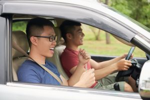 pelajar menaiki kereta sewa